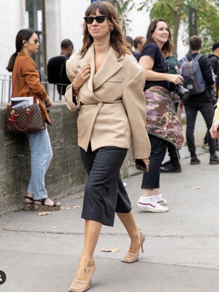 孙艺珍郑丽媛同步营业该看谁？小孩才做选择她们的西装我都要