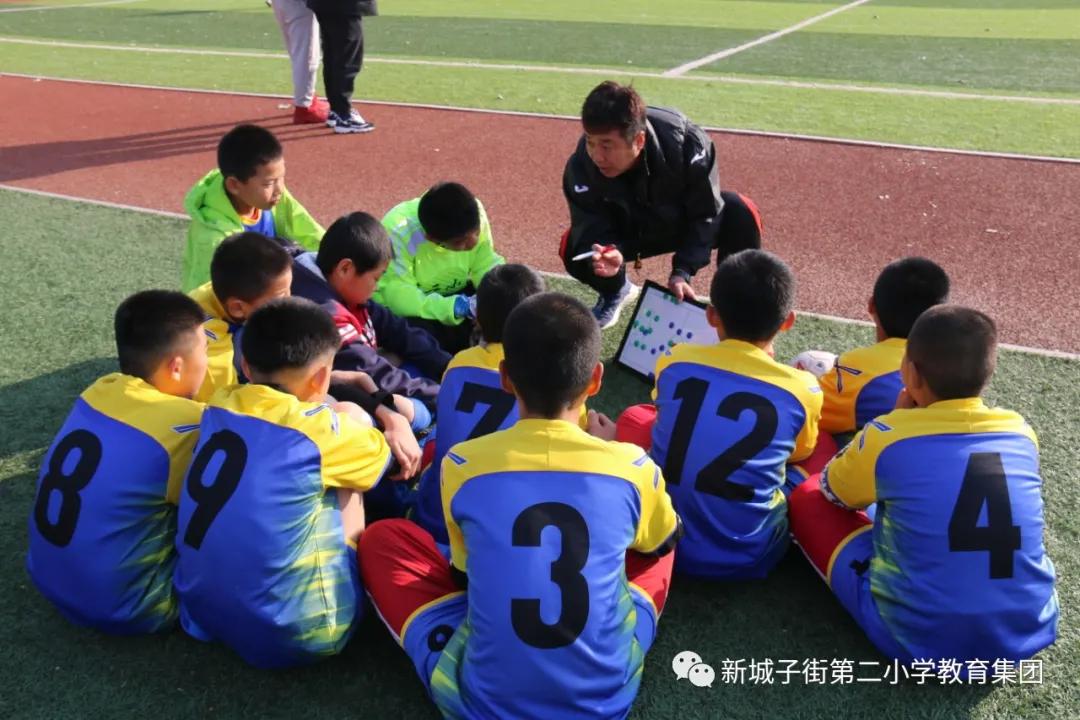 足球竞技快乐共享——街二小在区“中小学生足球赛”中荣获亚军