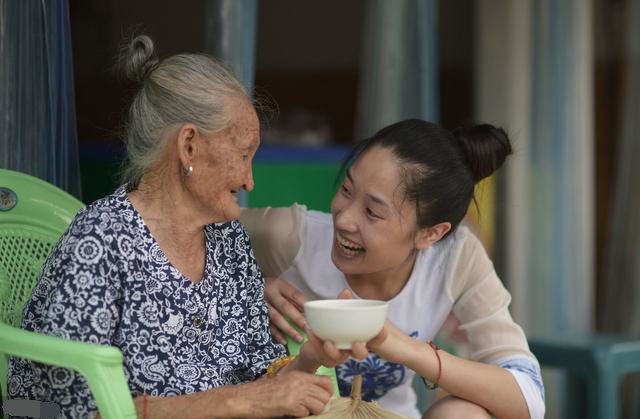 婆婆忙着去唱歌媳妇月子里发烧没人管媳：我等到你需要我的那天