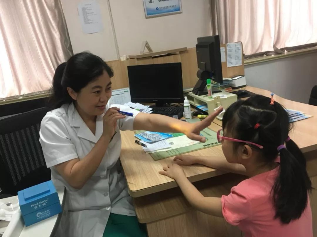 暑假来临别忘了给孩子检查视力,暑假来了怎样让孩子远离近视