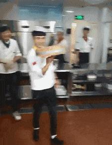 “如果这群女混混*攻围**我,我会舌战群儒!”你会怎样脱困?