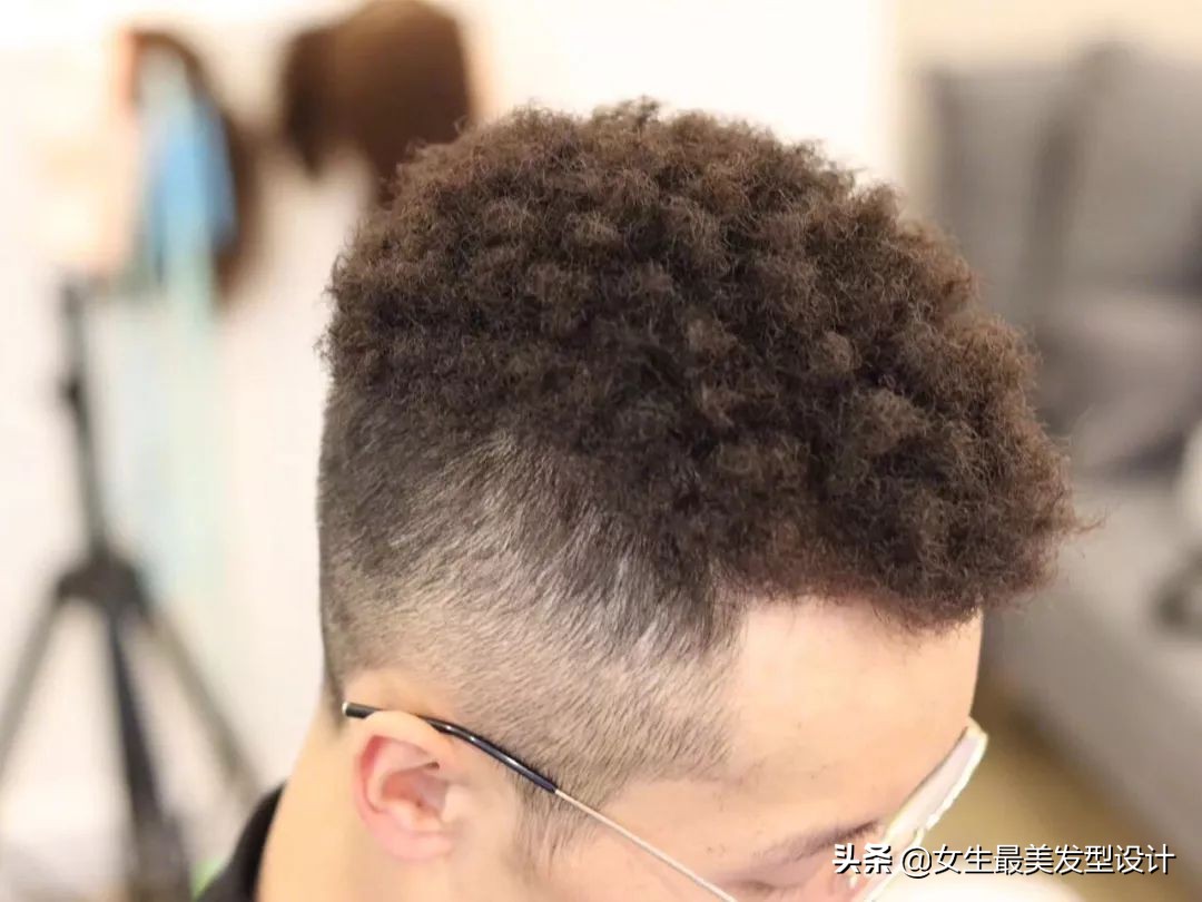 黑皮肤适合的发色卷发,黑皮肤适合烫什么发型好