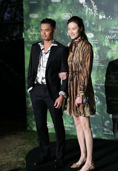 谢杏芳带儿子出游一身名牌超豪气,谢杏芳抱儿子秀恩爱红光满面