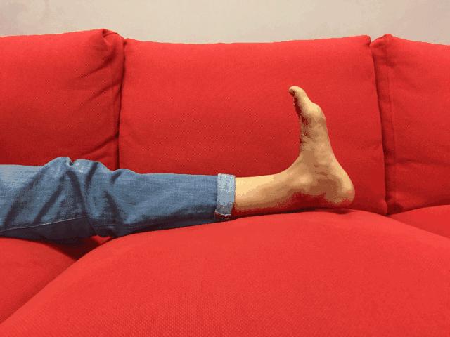 年轻女孩崴脚后12天身亡,女孩崴脚了