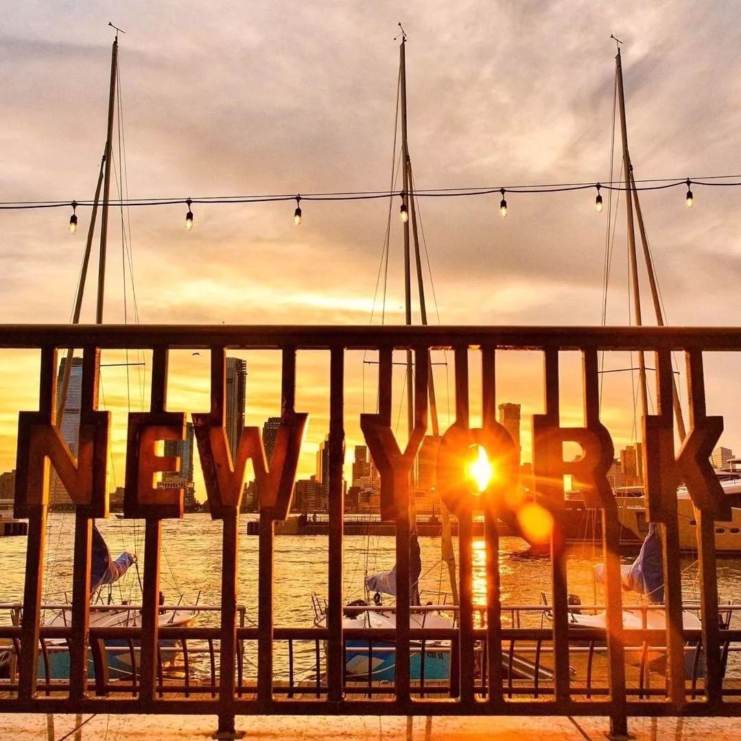 美国纽约洛克菲勒中心点亮圣诞树,今年洛克菲勒中心圣诞树