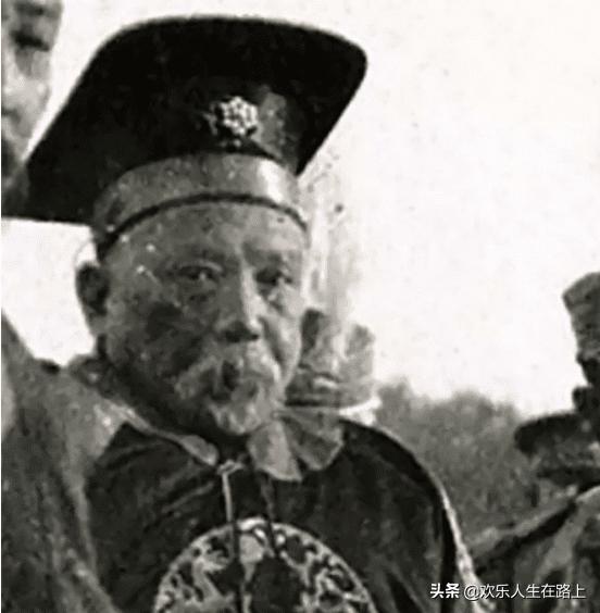 罕见老照片：1915年袁世凯身穿龙袍登基称帝全过程