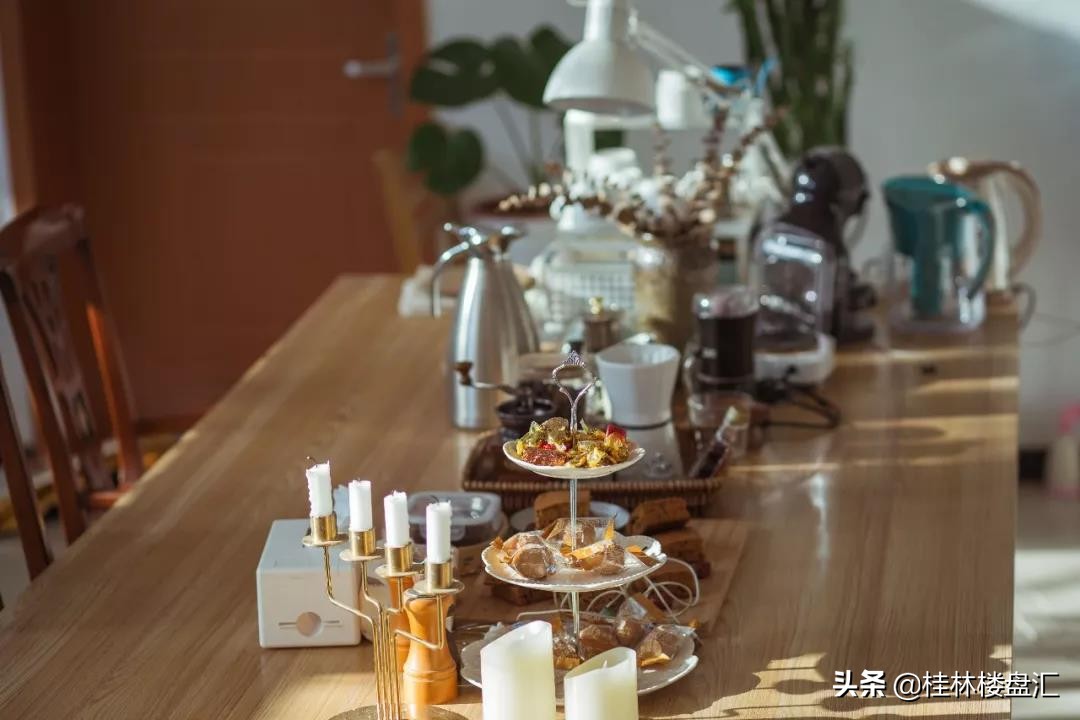 客厅沙发与大桌子的组合,客厅桌子代替沙发