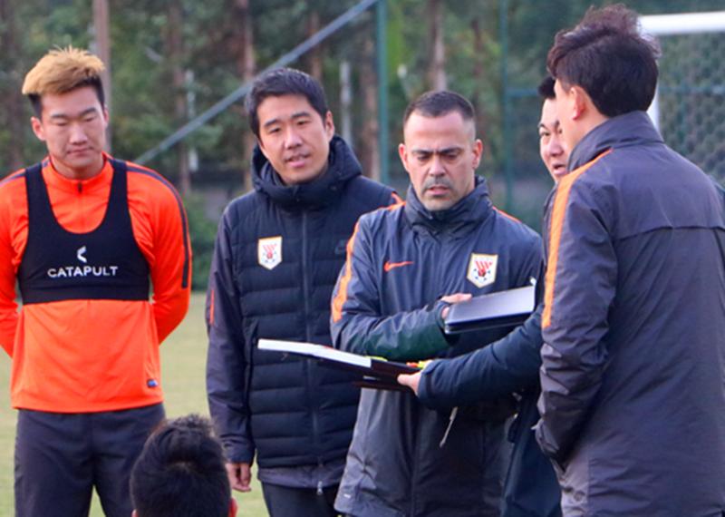 又闹笑话了！中超豪门手机办公，一条短信就炒掉球队教练！