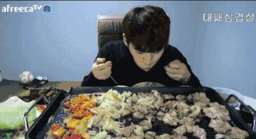 生吞活章鱼是一口一个的,日本生吃章鱼处理过程