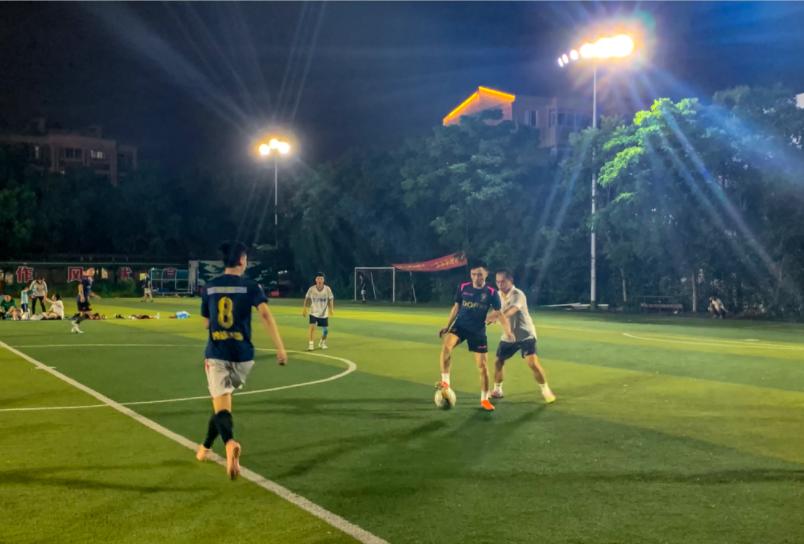 猎茵足球队与西腾女子足球队在杭州滨江举行足球友谊赛