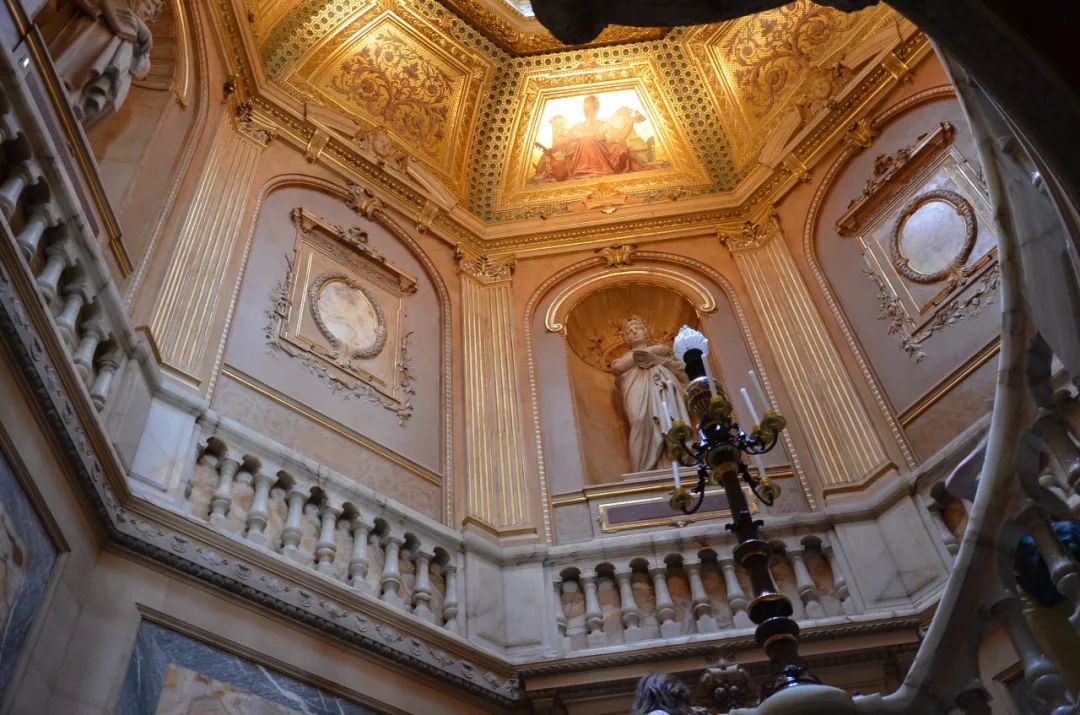 17岁抛夫弃子，一个用身体换金钱的*女妓**，凭什么有名有利？