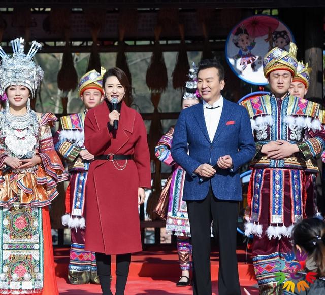 张蕾气质好又会穿,张蕾穿同款藏青色风衣