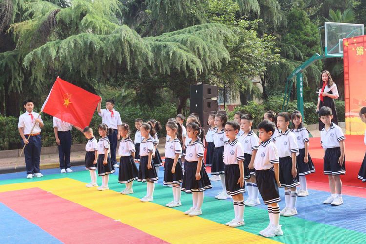 咸阳彩虹美博学校升国旗,咸阳彩虹美博学校高中