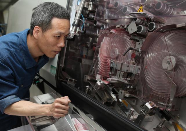 印钞工人月薪才3000元,为什么很少人辞职?内部员工:谁走谁傻