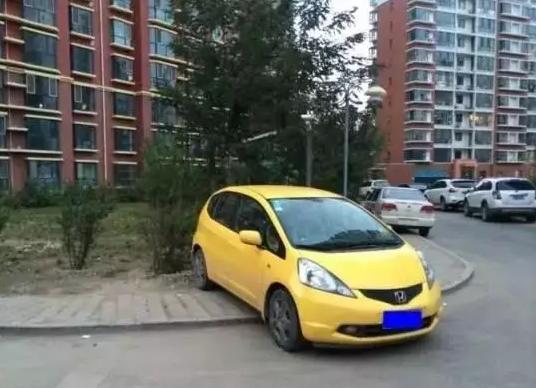 碰到乱停车的千万别这样做,遇到乱停车怎么办呢