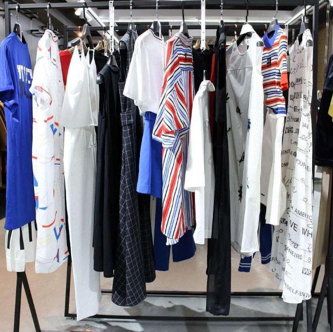 批发市场整理衣服,广州服装批发市场大火