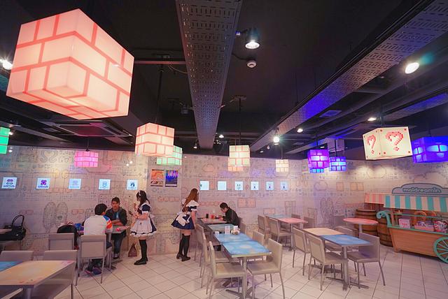 实拍日本大阪“女仆店”,满满可爱风,美少女跪在地上为客人服务