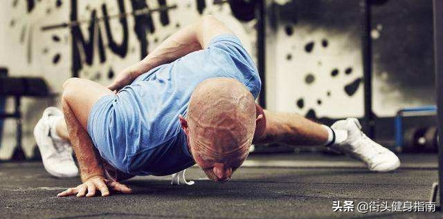 一口气100个俯卧撑怎么练,高效俯卧撑胸肌训练
