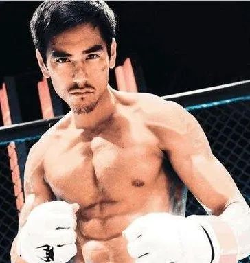 7岁女童案板下学习一个月走红,湖北7岁女孩躲菜市场案板下上课