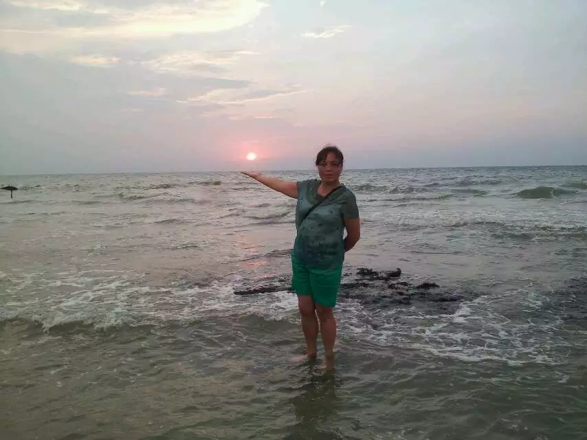 带着孙女去海边,奶奶带着小孙女在北海涠洲岛玩