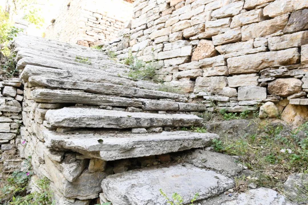 青州古村冯家岭子,石屋石墙石碾和专治疙瘩神奇的石头爷爷