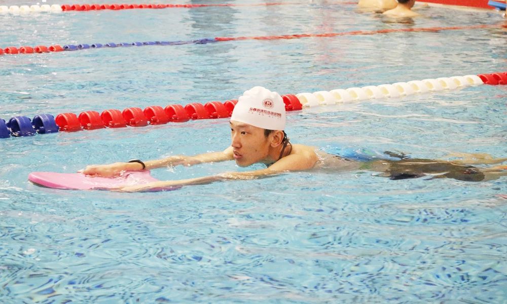 游泳平躺不下沉技巧,初学游泳换气不下沉的技巧