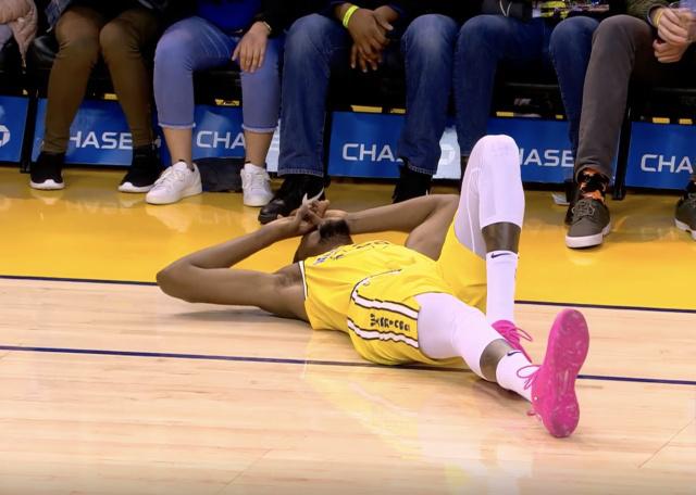 杜兰特崴脚倒地,杜兰特崴腿