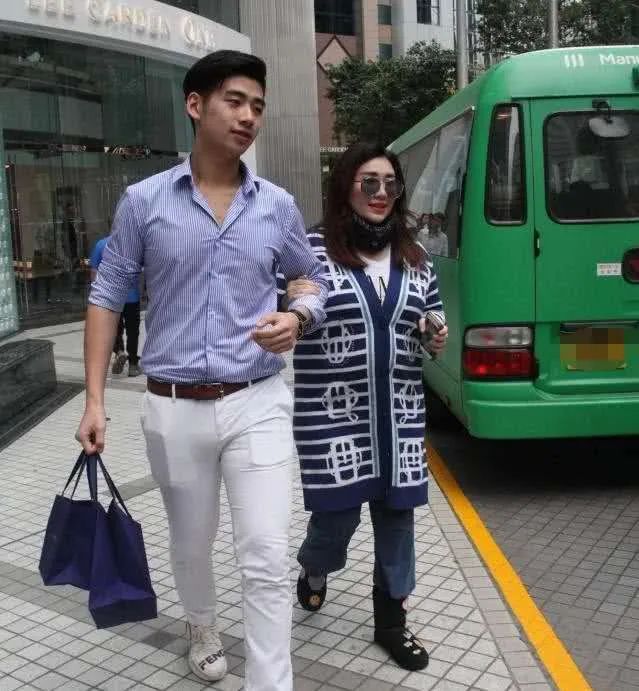 刘德华小姨子生下女儿,刘德华小姨子秀孕肚