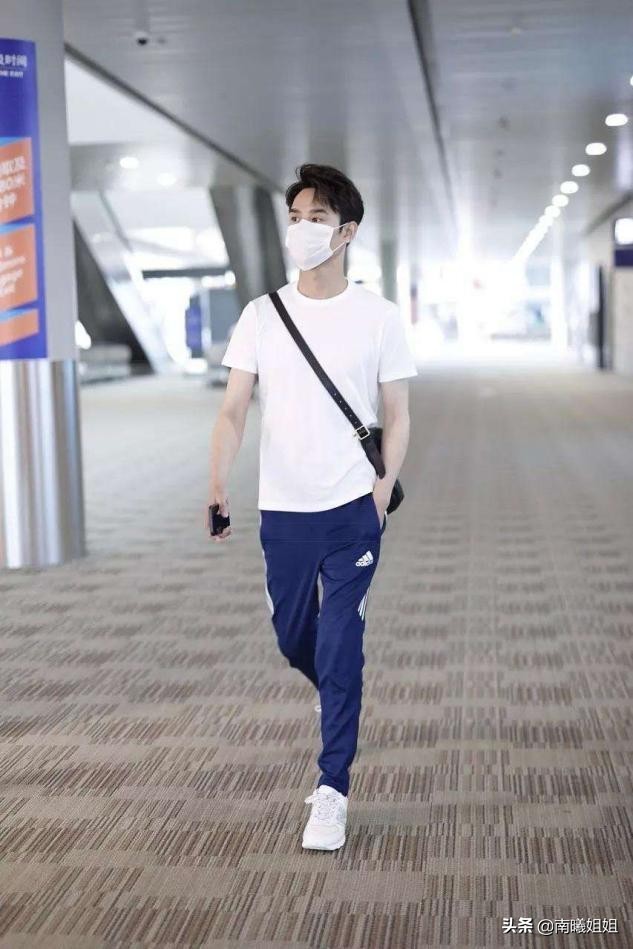 男人过了40岁,买短袖要谨记“3不要”,显得俗气廉价,谁穿谁丑