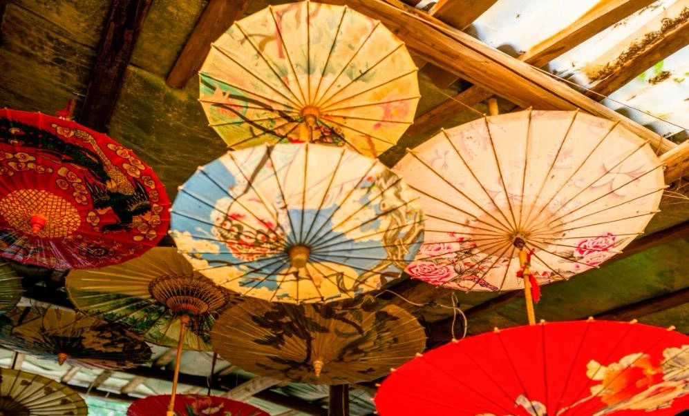 撑一把油纸伞邂逅于江南断桥边,撑一把油纸伞走在悠长的古巷