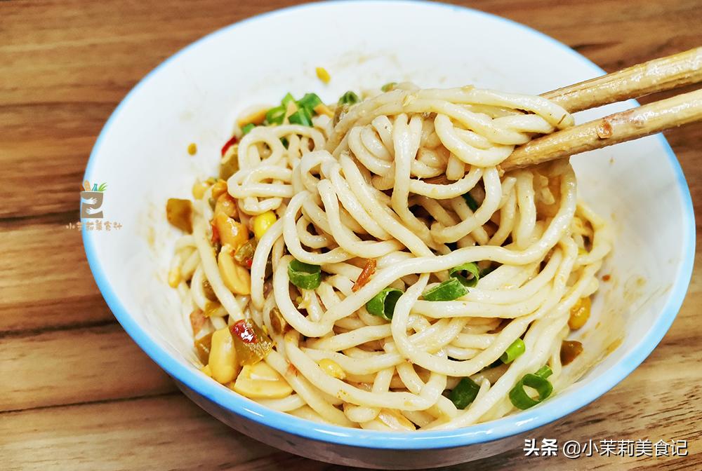 热干面调麻酱很关键，加入雪碧是灵魂，层层美味，好吃到停不下来