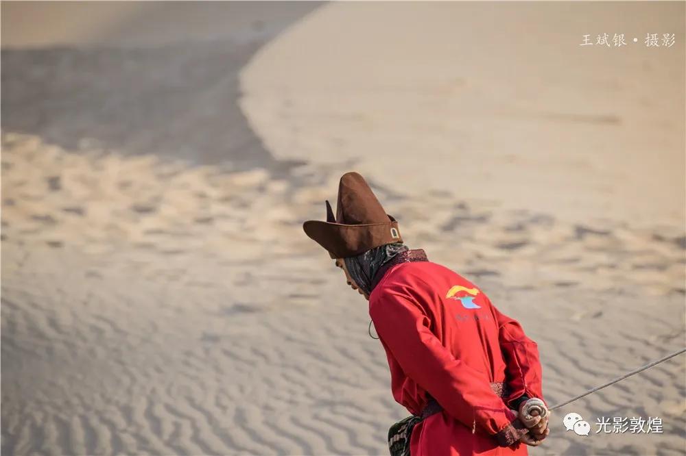 【敦煌新鲜事】月牙泉驼户穿胡服”牵骆驼服务游客