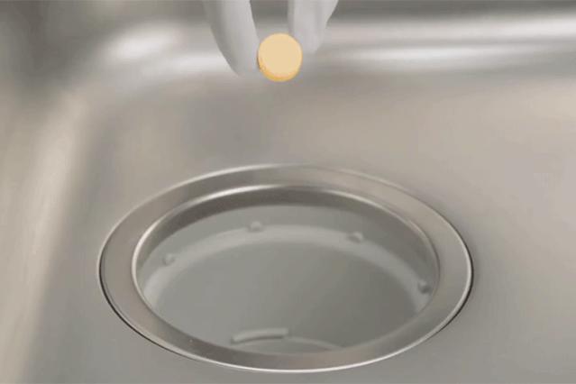 家里下水道堵塞发臭，别用开水冲！教你1个小技巧，再也不发愁