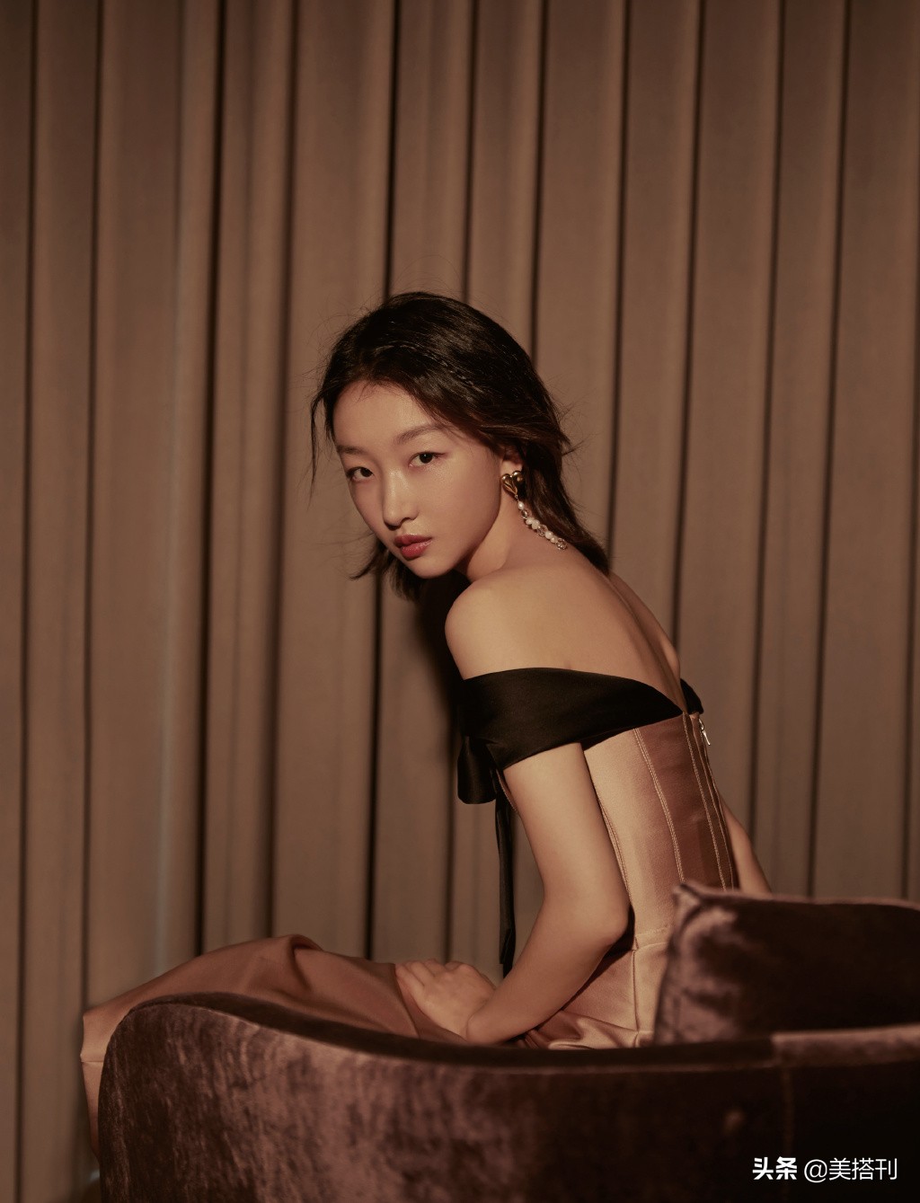 周冬雨黑色礼服写真凹造型,周冬雨身材娇小可爱十分美丽动人