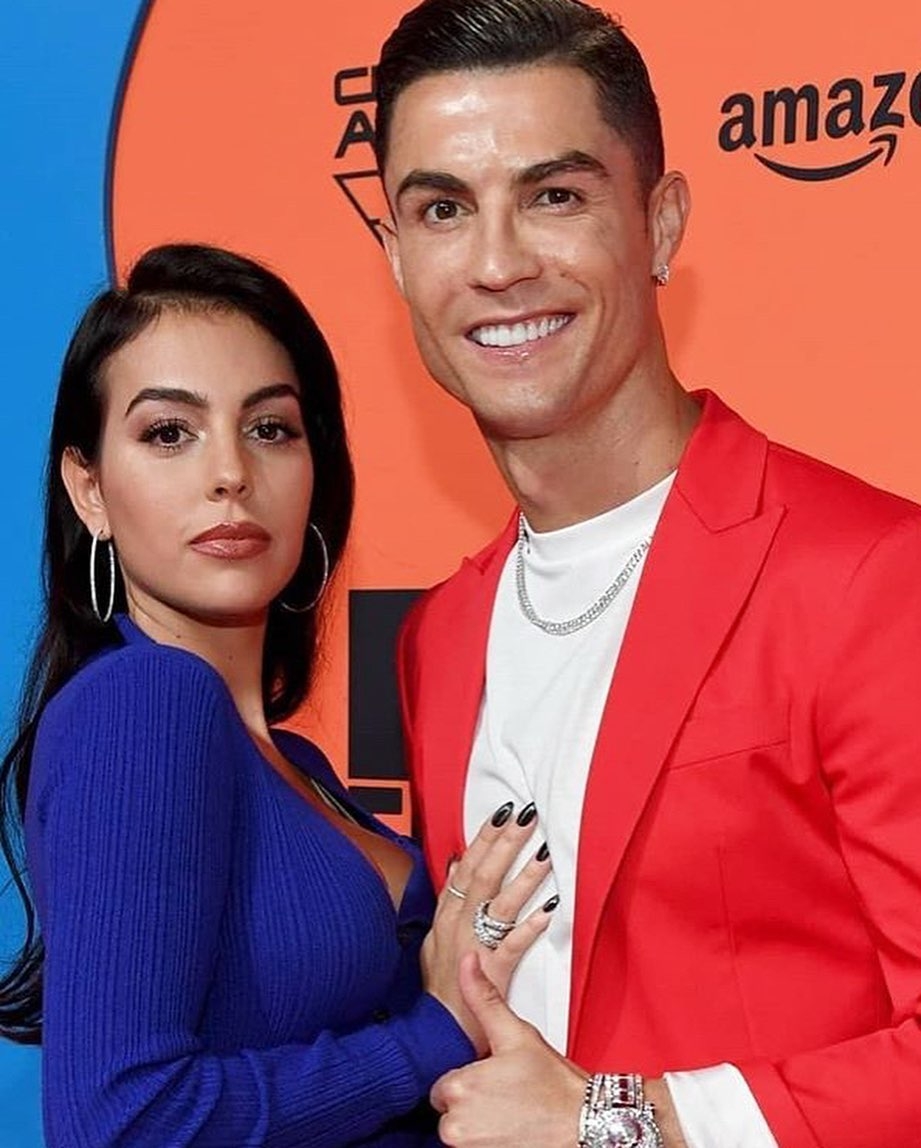 c罗带乔治娜上台领奖,c罗ins晒与乔治娜合影