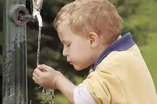 外国的月亮是不是比较大,谁说外国的月亮比国内的好