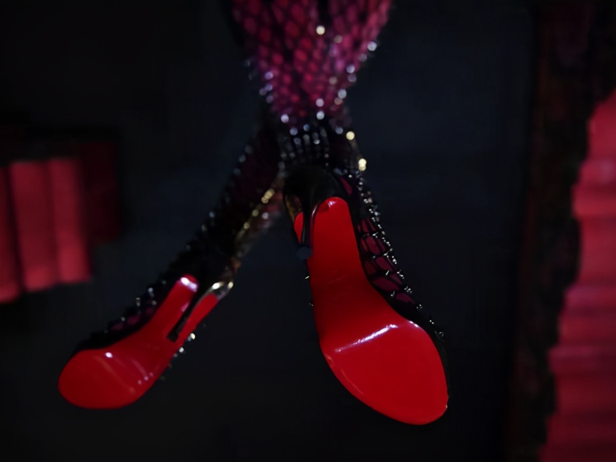 cl红底高跟鞋侧面镂空,cl红底高跟鞋上脚效果