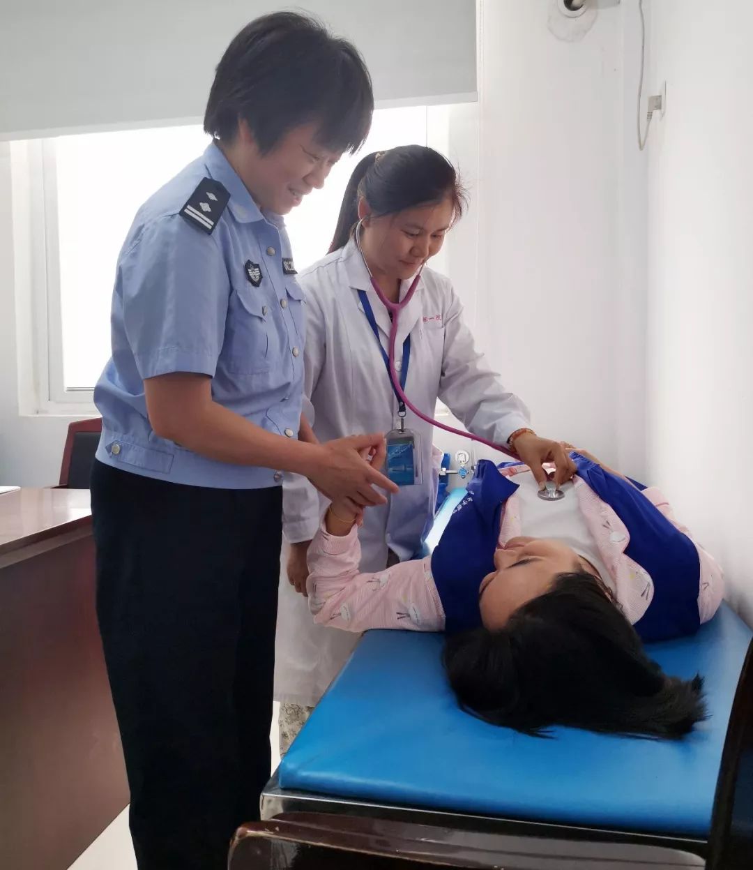 她在办公桌上放倒计时牌，只因不忍离别