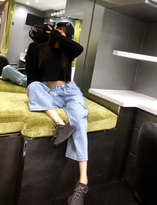 34岁杨幂再现少女感穿搭,杨幂新中式马甲穿搭