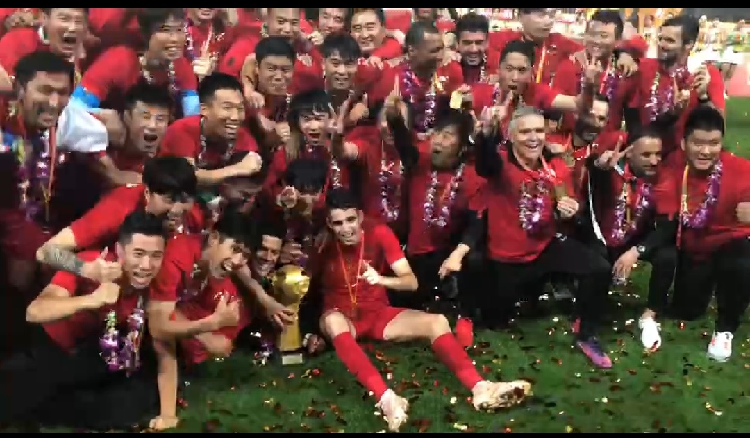 上海上港夺中超联赛冠军上海足坛老大易主？！背后功臣获纯金奖章