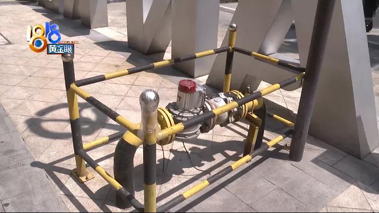 孩子爬窗户的防护网摔下楼,小孩摔下防护栏