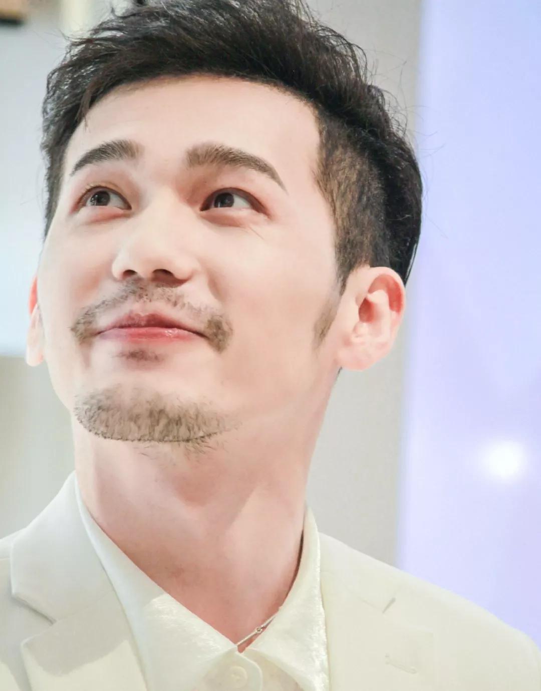 最近男明星代言护肤品,明星代言化妆品为什么不抹脸上