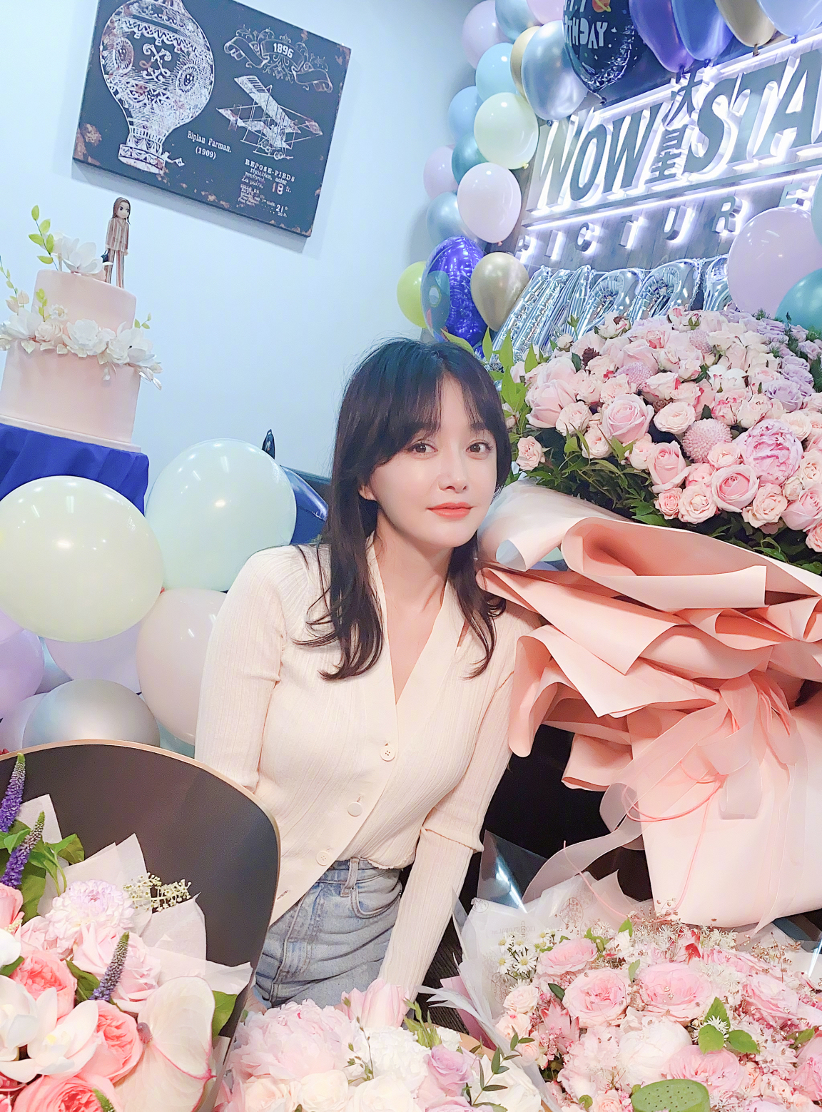 秦岚一身牛仔装亮眼美感,秦岚穿露肩上衣配紧身牛仔裤