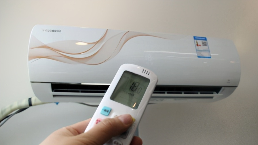 夏季宝宝身上擦爽身粉,宝宝身上痱子痒怎么解决