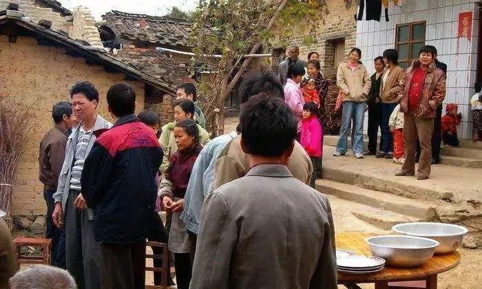 如何对付农村闹腾的邻居,农村遇到胡搅蛮缠的邻居怎么办