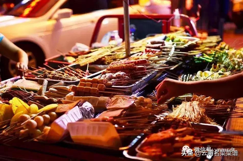 坐落在昆明西山脚下的一条美食街,云南昆明十大美食街
