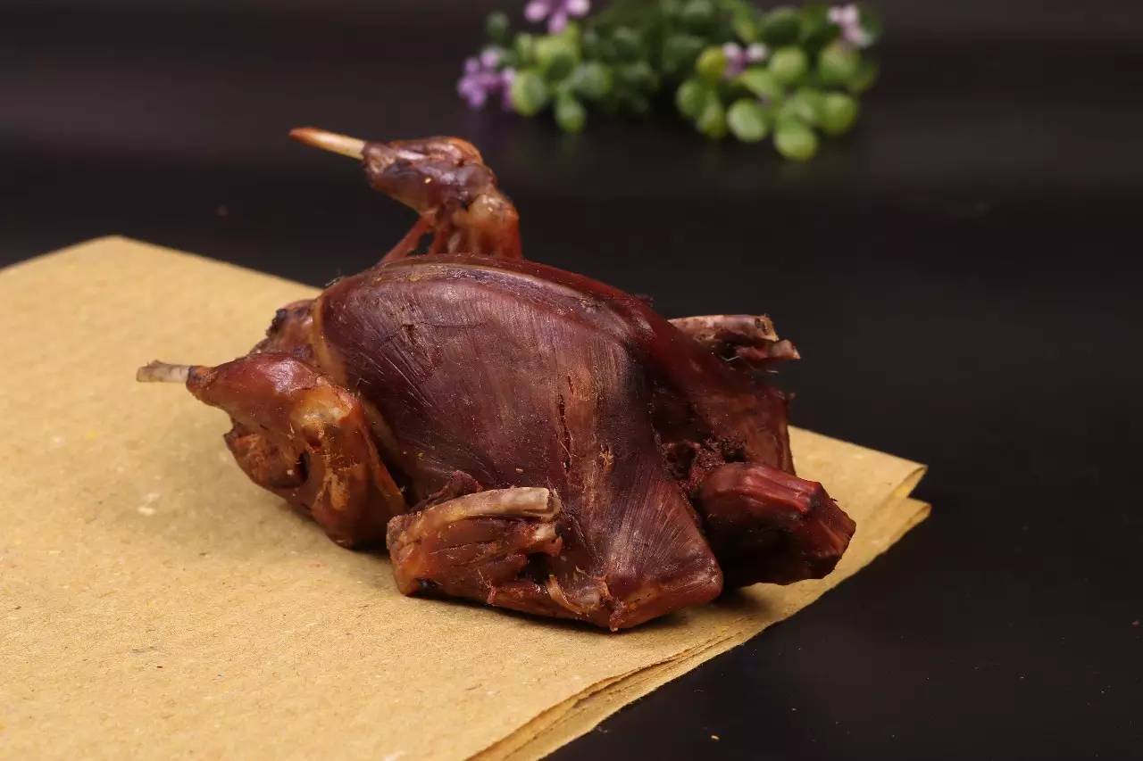 小夫妻俩开店每天只卖这样东西天天晚上有人排队等着