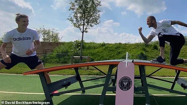 贝克汉姆和儿子秀球技,贝克汉姆跟孩子一起踢球