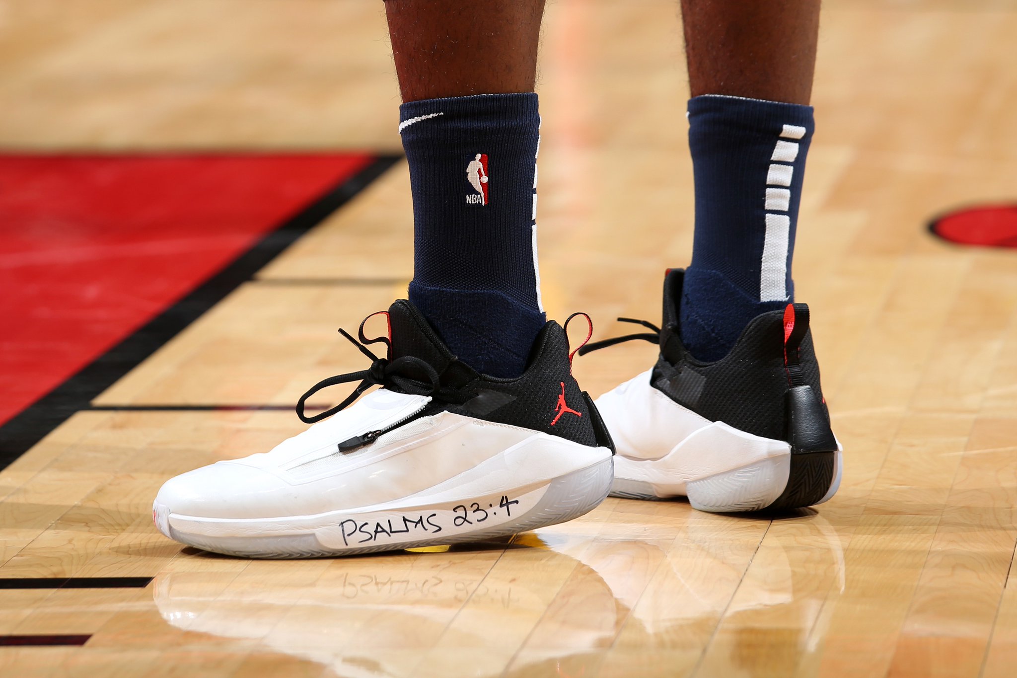 NBA今日球鞋精选：上脚两双联名款！火箭赢了，“鞋王”嗨了