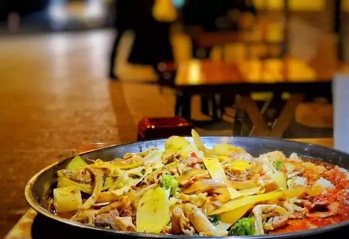 终于被我吃到了！这一锅90年代的麻辣烫，才是咱老成都挂念的市井味啊！